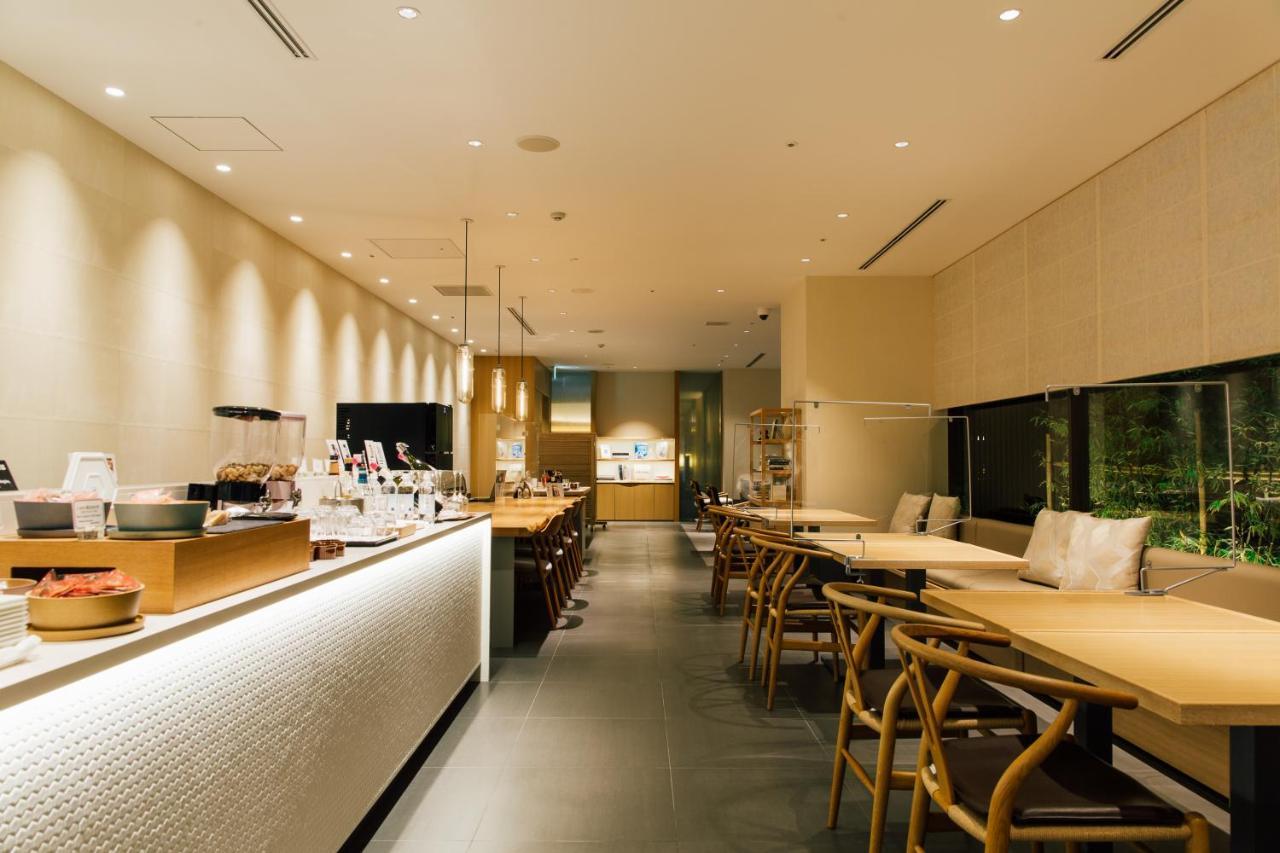 โรงแรมคะนะซะวะ โตกิว คานาซาว่า ภายนอก รูปภาพ Interior of a typical Starbucks Reserve store