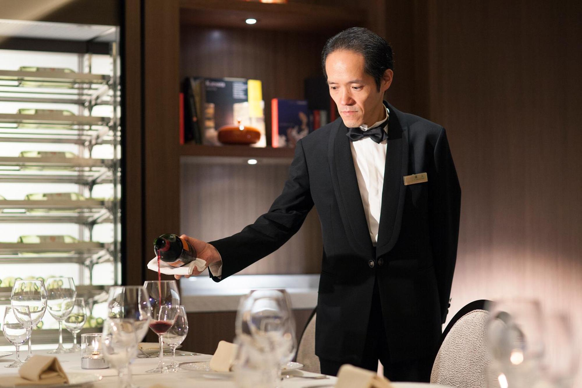 โรงแรมคะนะซะวะ โตกิว คานาซาว่า ภายนอก รูปภาพ A butler at the Mandarin Oriental, Tokyo