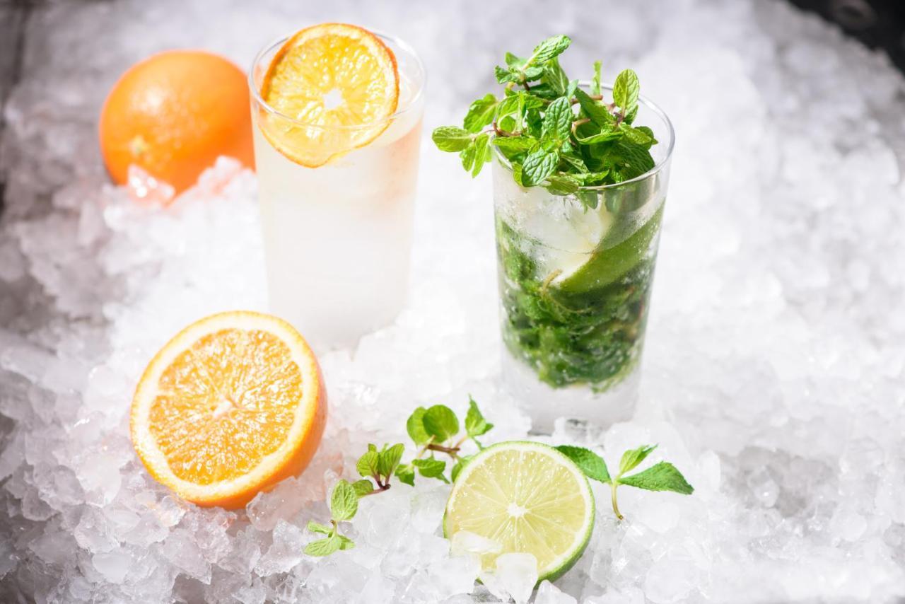โรงแรมคะนะซะวะ โตกิว คานาซาว่า ภายนอก รูปภาพ A caipirinha and a caipiroska